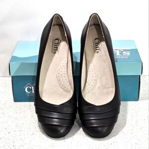 Cliffs by White Mountain, done in black. Size 9 NIB